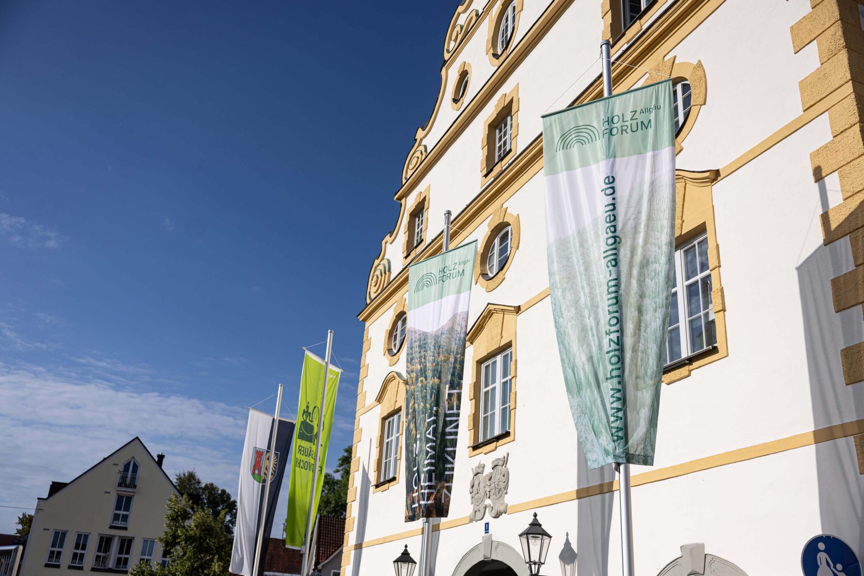 Foto Kornhaus mit Fahnen des Holzforums