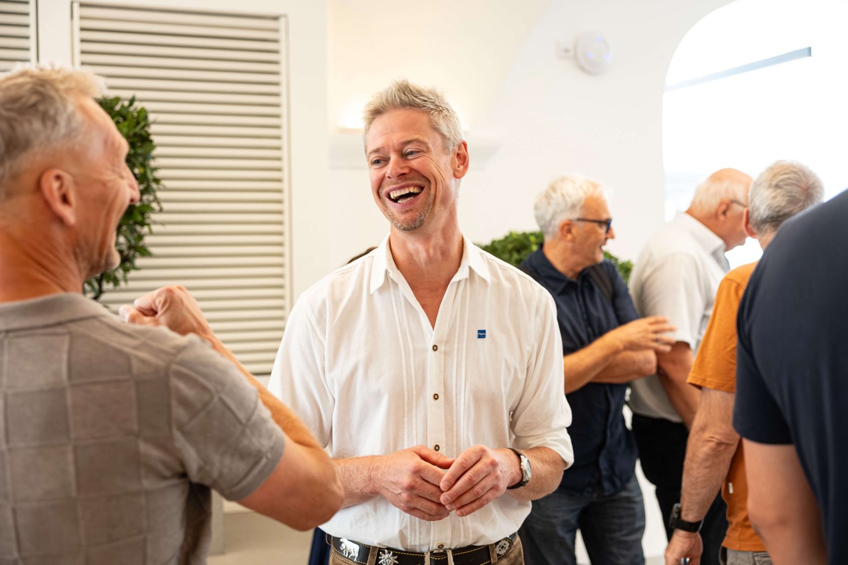 Lachender Gast