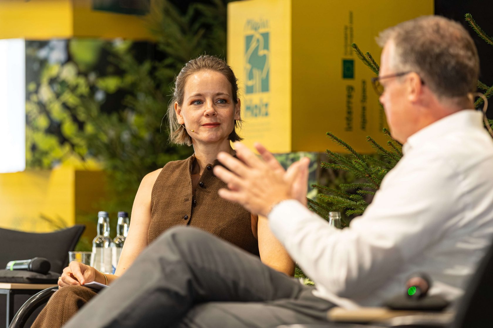 Gesa Zötler mit Jürgen Koch in Diskussion