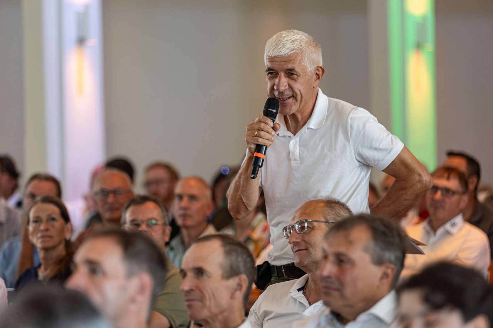 Gast stellt Fragen