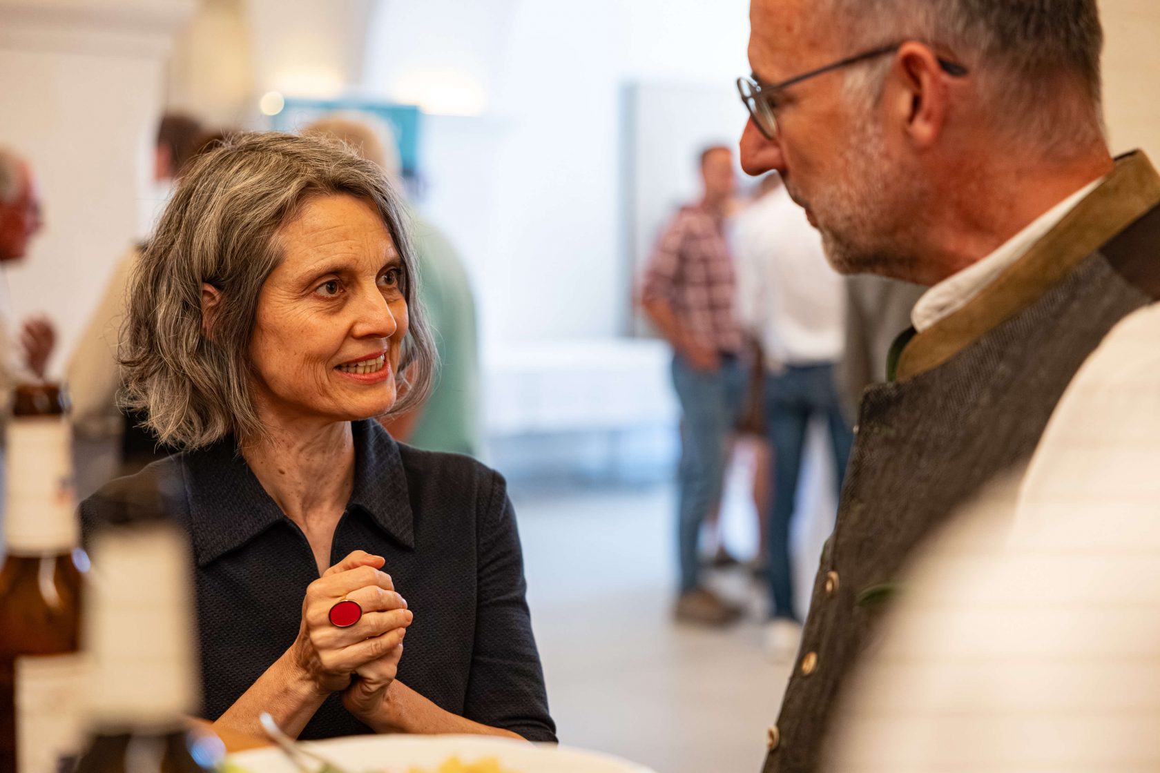 Professorin Annette Hafner in Diskussion